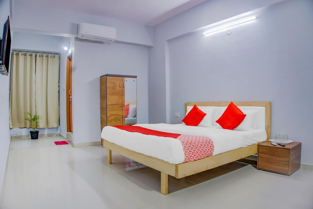 Oyo 75173 Hotel Regency Surat Exterior photo