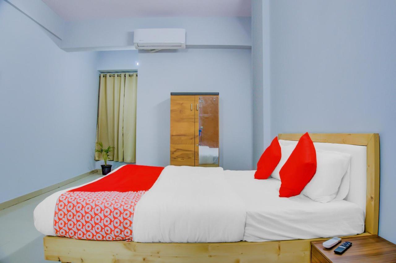 Oyo 75173 Hotel Regency Surat Exterior photo
