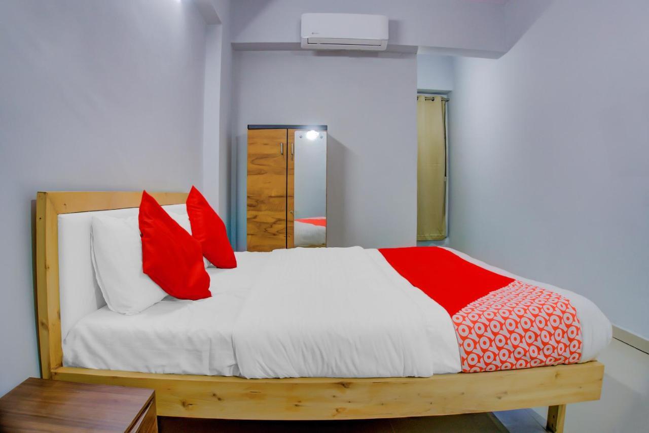 Oyo 75173 Hotel Regency Surat Exterior photo