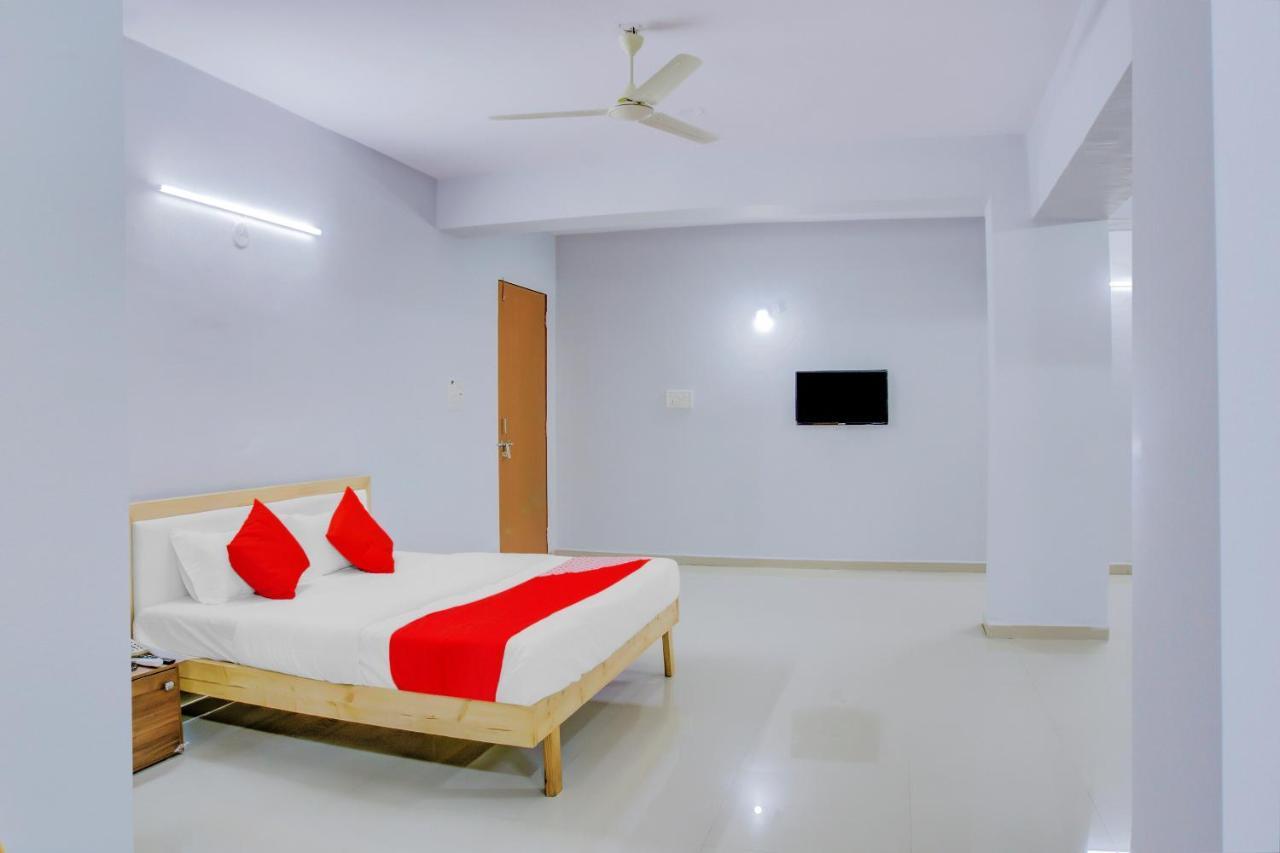 Oyo 75173 Hotel Regency Surat Exterior photo