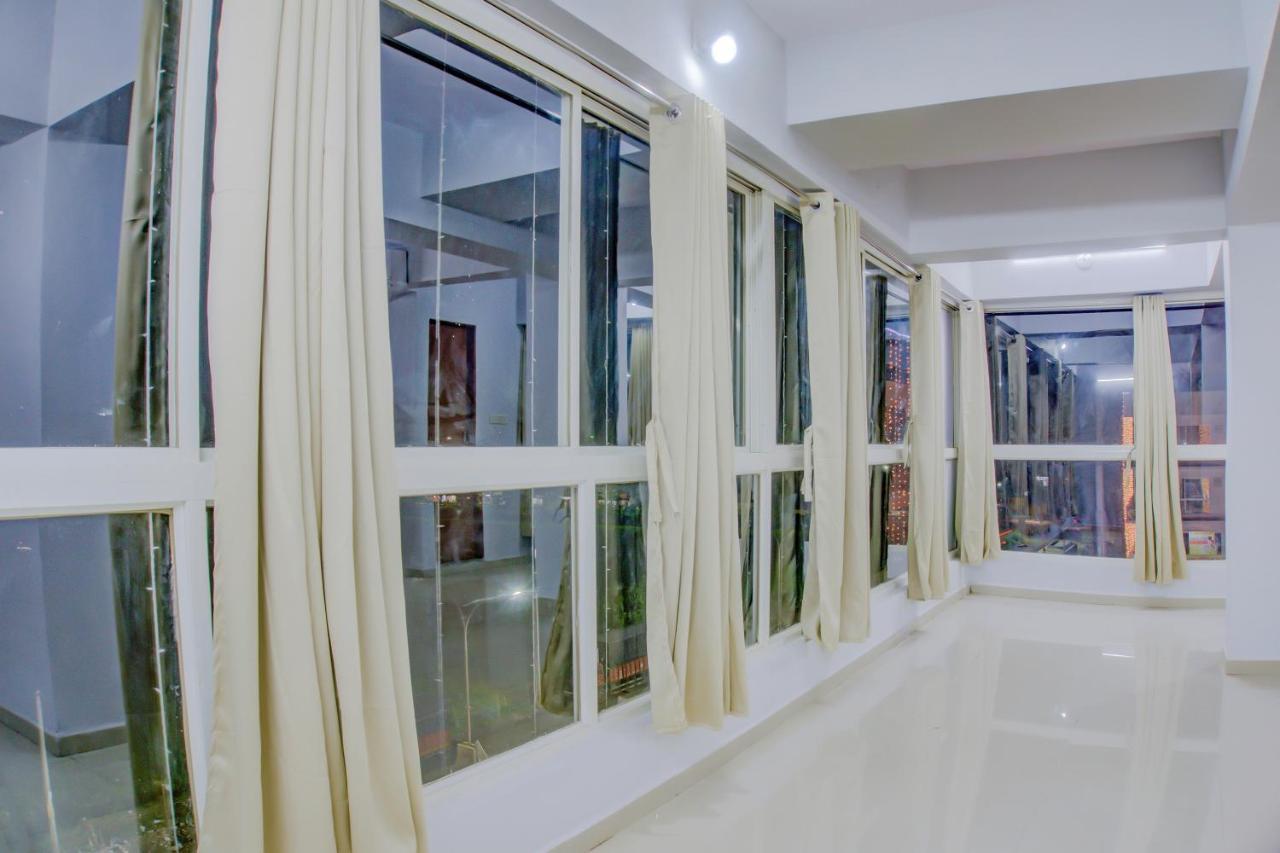 Oyo 75173 Hotel Regency Surat Exterior photo